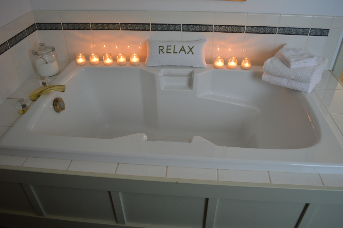 deep tub in master bathroom (OOO) 