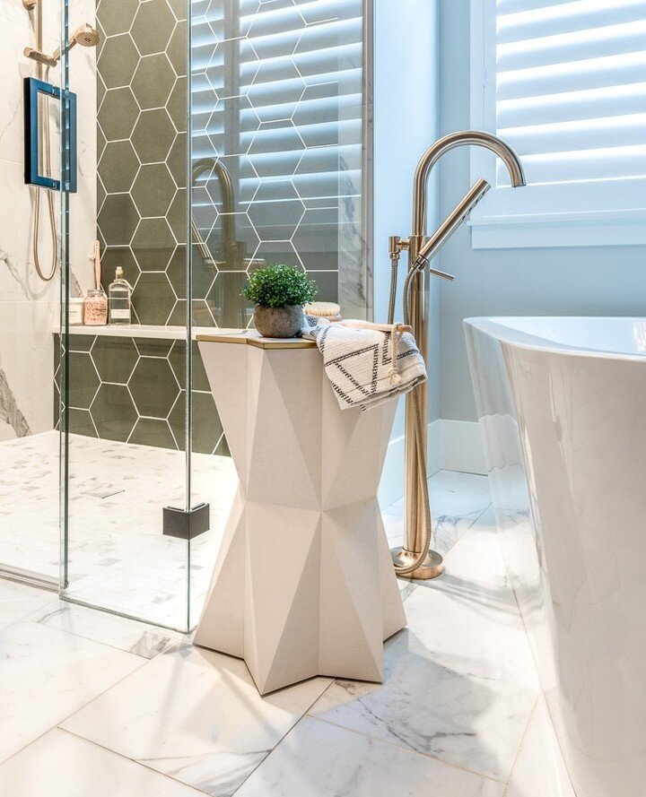 A little pop of color and playing with geometric shapes to add some fun to this otherwise neutral bathroom.  Also, I am a huge fan of zero-entry curb-less showers when we can make that happen! ⁠
.⁠
.⁠
.⁠
.⁠
.⁠
Photo:@KathyPedenPhotography⁠
Design@Mer