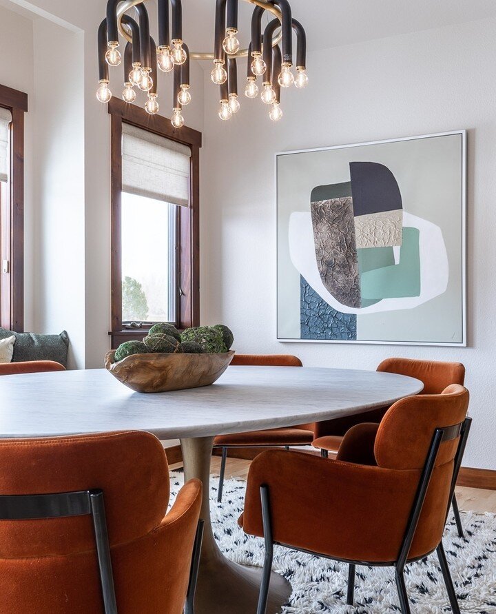 This was such a fun dining room for me to design!  The client was open to every idea I threw at her and she loves the light fixture we landed on.  Featured in @ColoradoHomesmag this month. ⁠
.⁠
.⁠
.⁠
.⁠
Photo: @KathyPedenPhotography⁠
Design: @Meredit