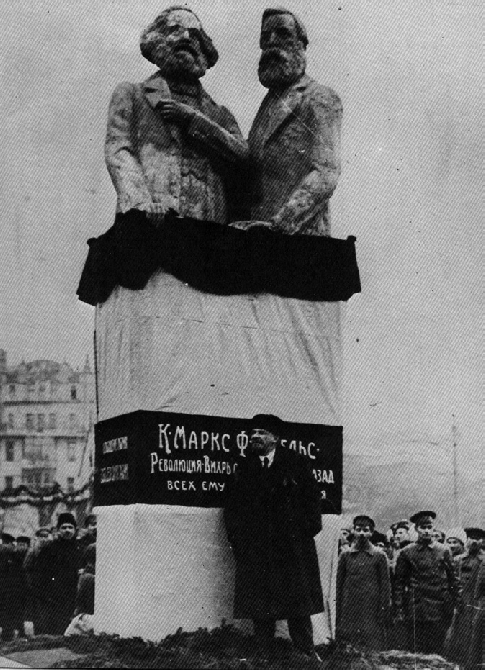 Lenin giving a speech at the opening of a sculpture from the Monumental Propaganda program