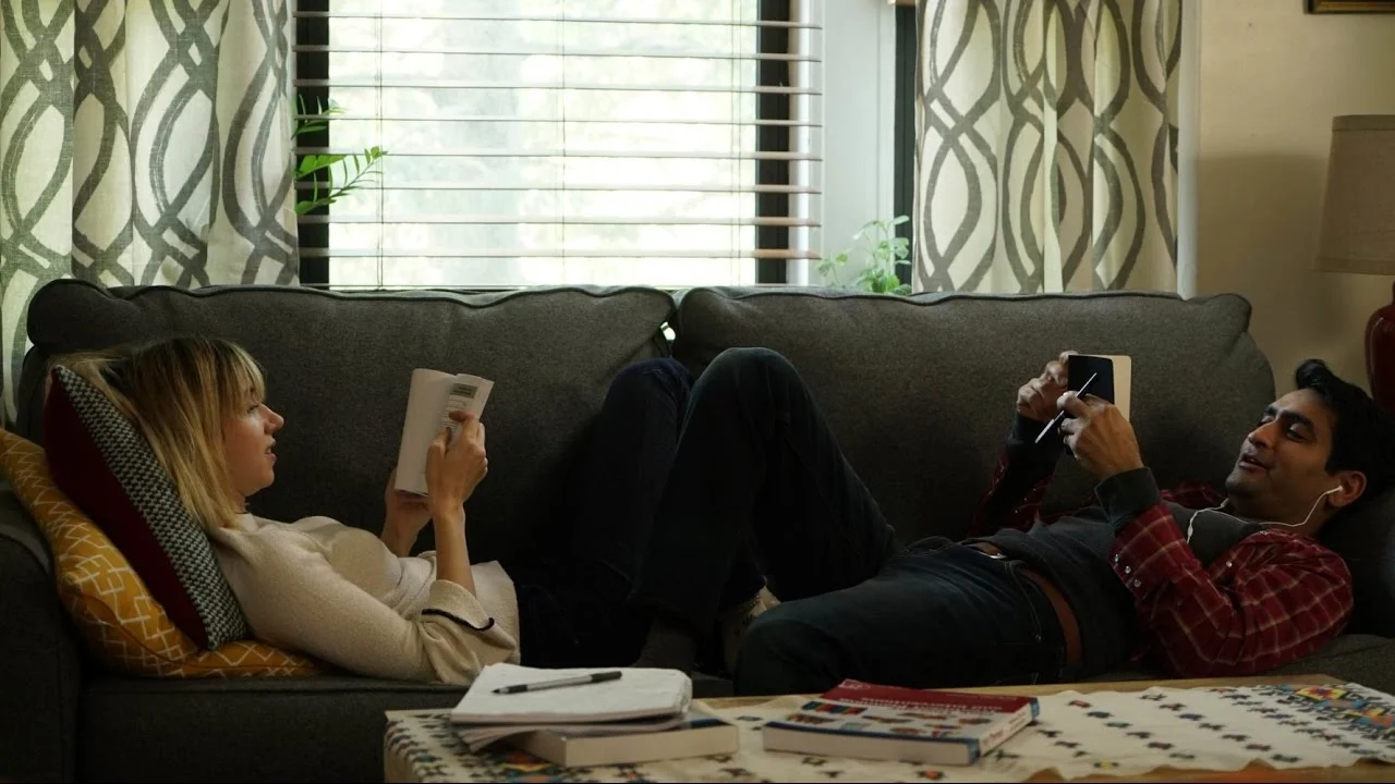 Zoe Kazan and Kumail Nanjiani in THE BIG SICK. 