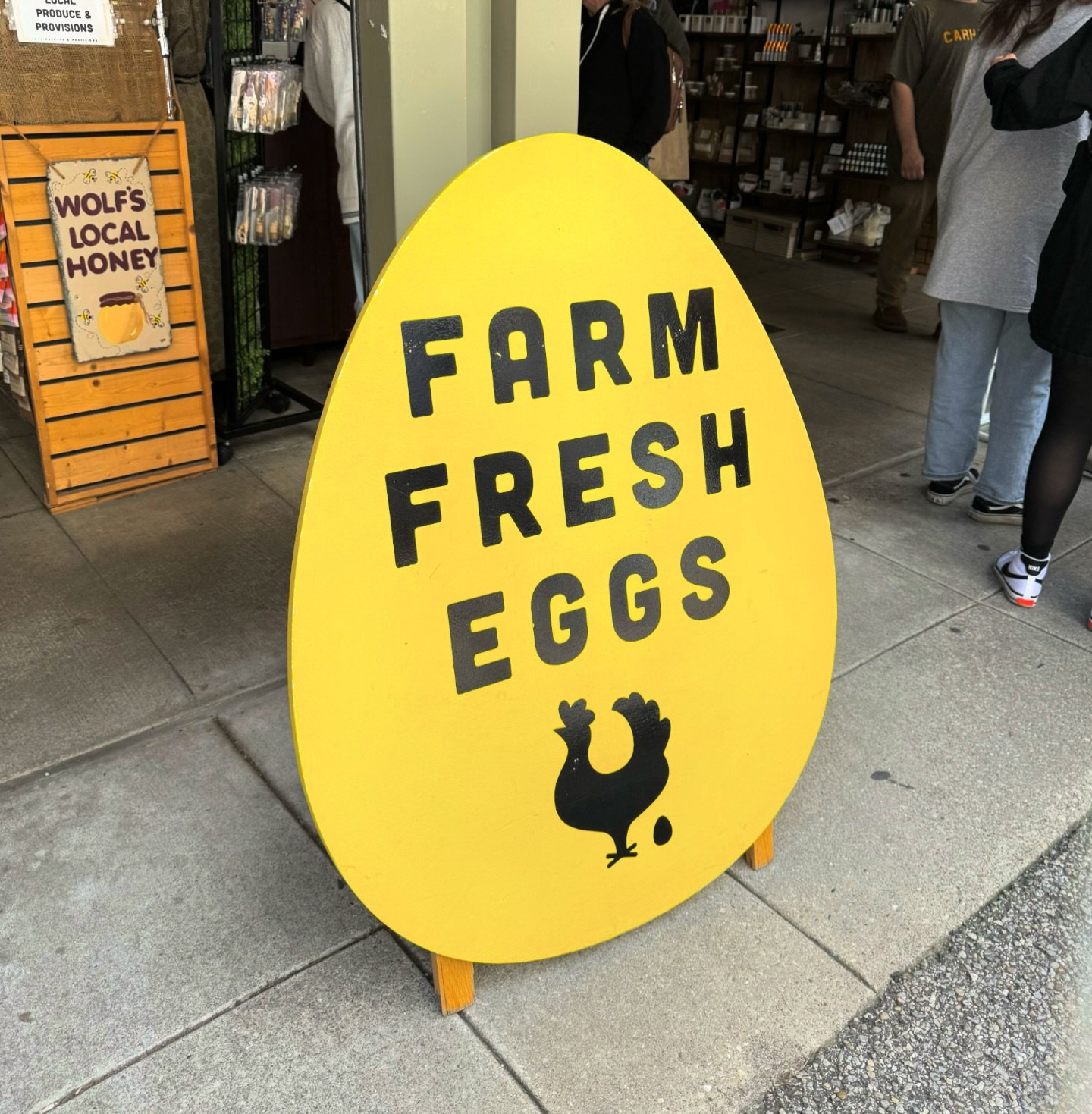 Always striving to bring you the best of the best! Grab local, farm-fresh eggs at ETC to refuel after the Flying Pig🐷🪽 or make a perfect Sunday breakfast🍳✨ 
(Pssst..you can have them delivered during the week if you order online at www.etcproduce.