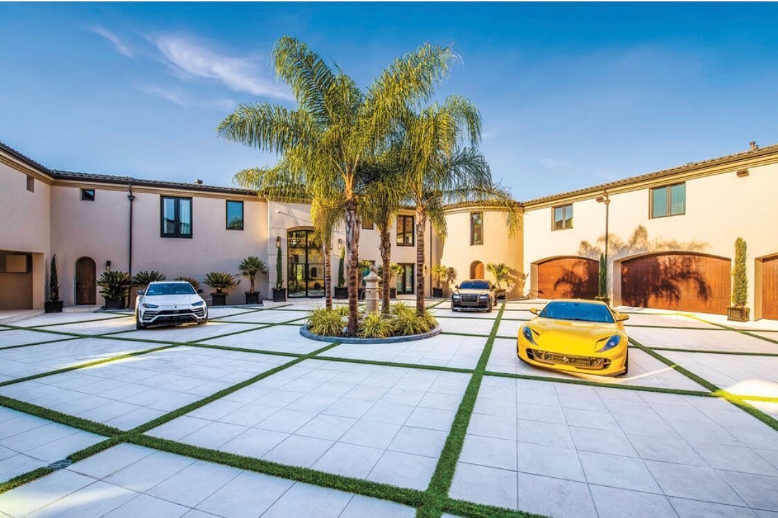 2 showings today for our $10m Alamo  listing. This Beverly
Hills-worthy motorcourt holds 20 cars. Plus there&rsquo;s an additional 15 car gallery &amp;  6 vehicle garage. 🚗 🚘 🚙 🚗 🚘 🚙 🚗 🚘 🚙 🚗 🚘 🚙 🚗 🚘 🚙 🚗 🚘 🚙 🚗 🚘 🚙 🚗 🚘 🚙 co-list