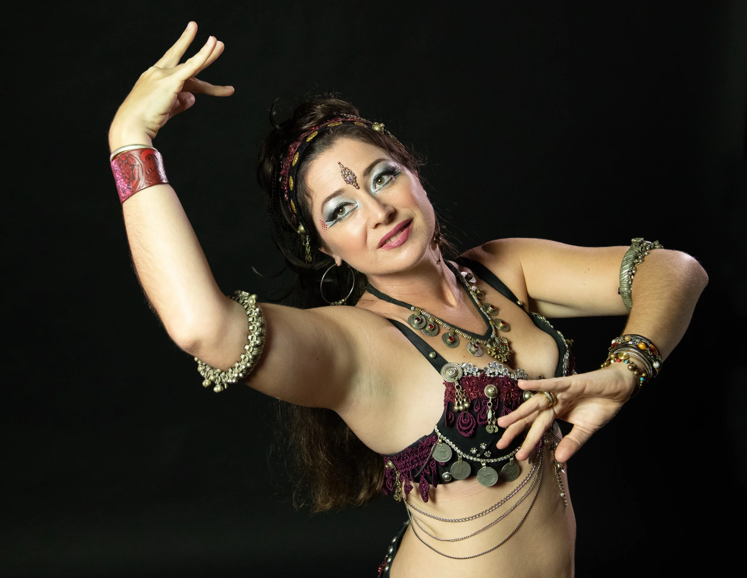 Kahri Sahirah Kahri Sahirah discovered Belly Dance in 2002 and it has been her passion ever since. She has studied many different forms of Belly Dance from Classical Egyptian to Tribal Fusion. Her teachers include Kami Liddle, Zoe Jakes, Mirayah Delamar, Ansuya, Sadie, Lynette Day and many others. She has been privileged to dance with Sacred Earth Bellydance, Raks Shakti and, most recently, Maui Belly Dance Company. She also regularly performs as a soloist.