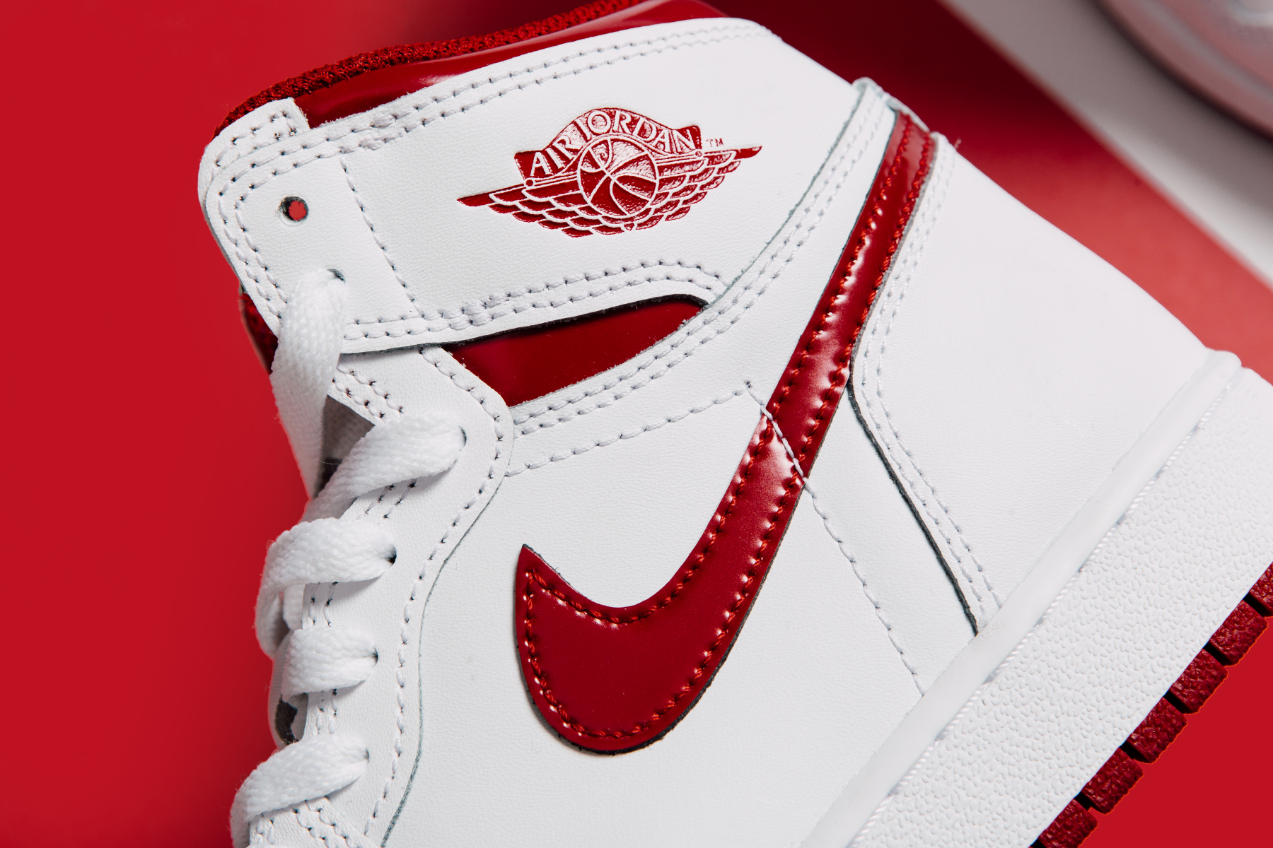 Air Jordan 1 Retro High OG Youth - White Varsity Red_0400.jpg