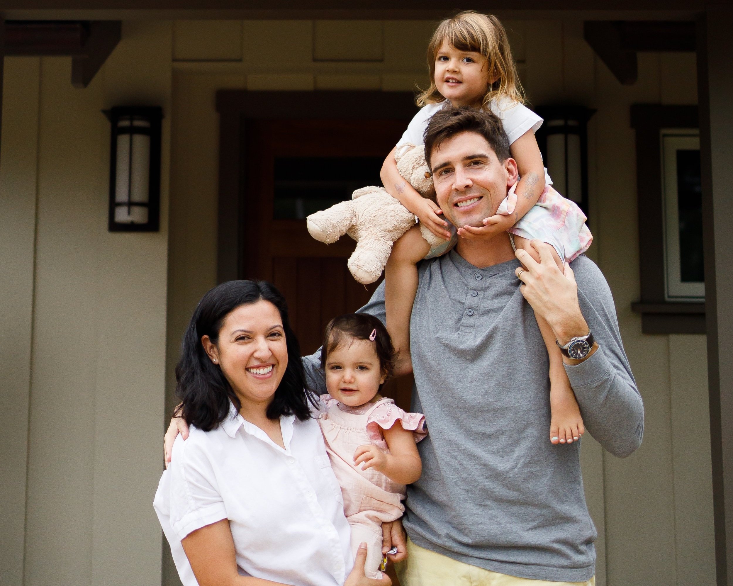  Julian Sanders with his wife Katherine and daughters Norah and Alma 