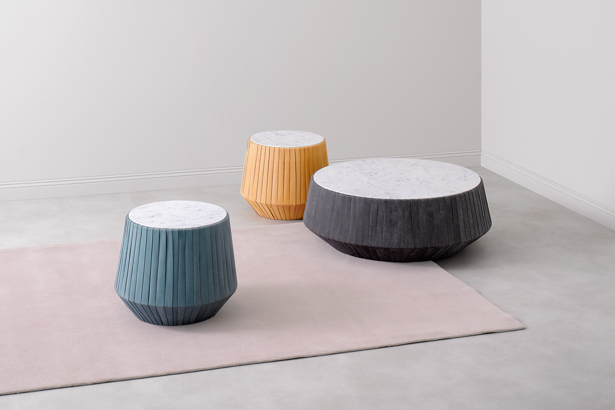 Hoop tavolino. Hoop small table. Paola Zani: arredamento di design made in italy. Maestria artigianale e ricerca formale. Paola Zani: Furniture design made in Italy. Craftsmanship and research.
