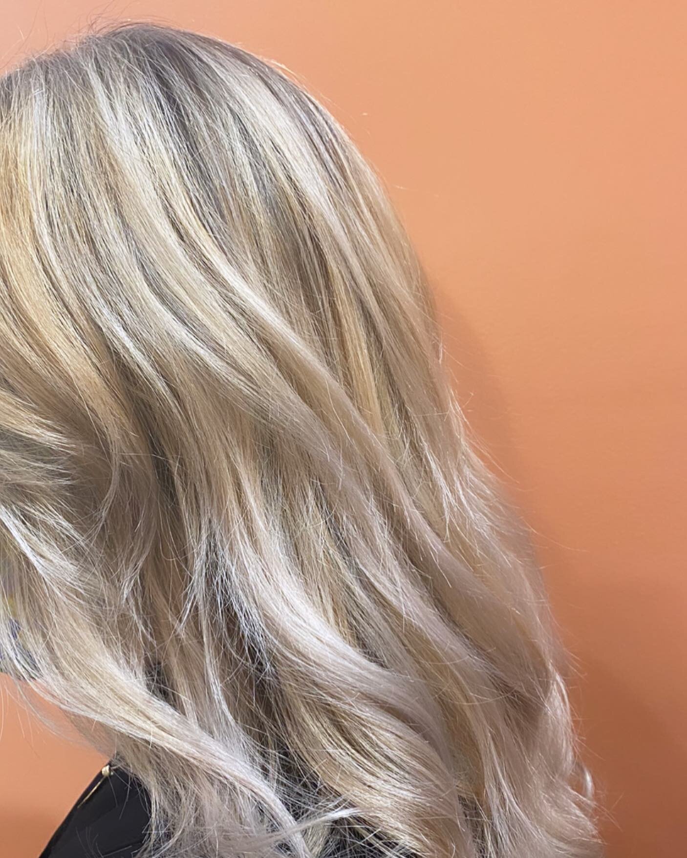 @jesskennahair The Blonde queen 👸 
A peek into the hair magic that happens in our studio ✨#freshhairdontcare 💅
&bull;revamped these beautiful locks with some baby lights 🙌 @wellahairusa 
&bull;deep treatment @olaplex 
&bull;gloss 
&bull;styled wit