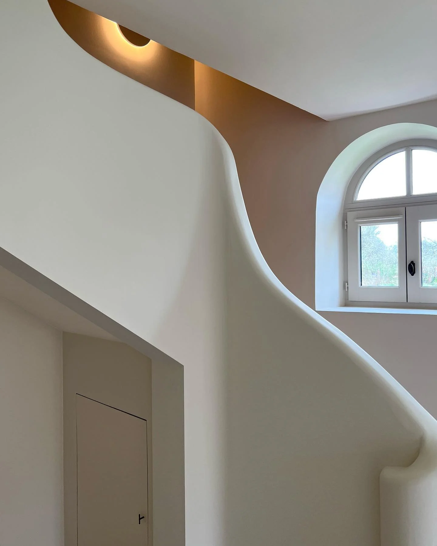 How to soften a staircase? How to make something solid and sturdy and angular feel subdued and welcoming? We chose to dress this wooden stairway with a molded plaster railing, so every time you go up or come down, it&rsquo;s like holding hands 🤲

@o
