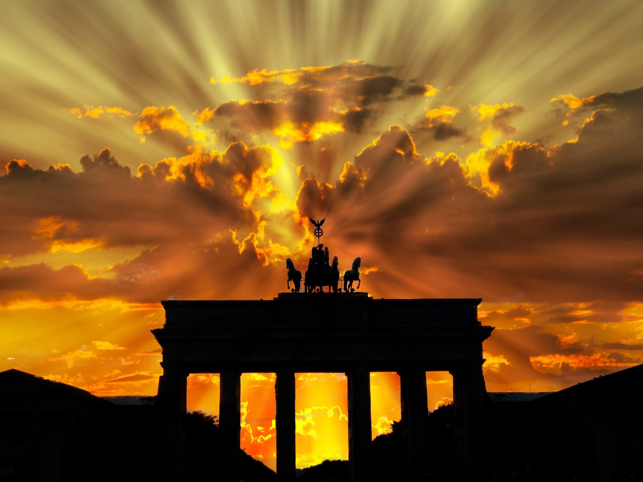 brandenburger-tor-dusk-dawn-twilight-64278.jpeg