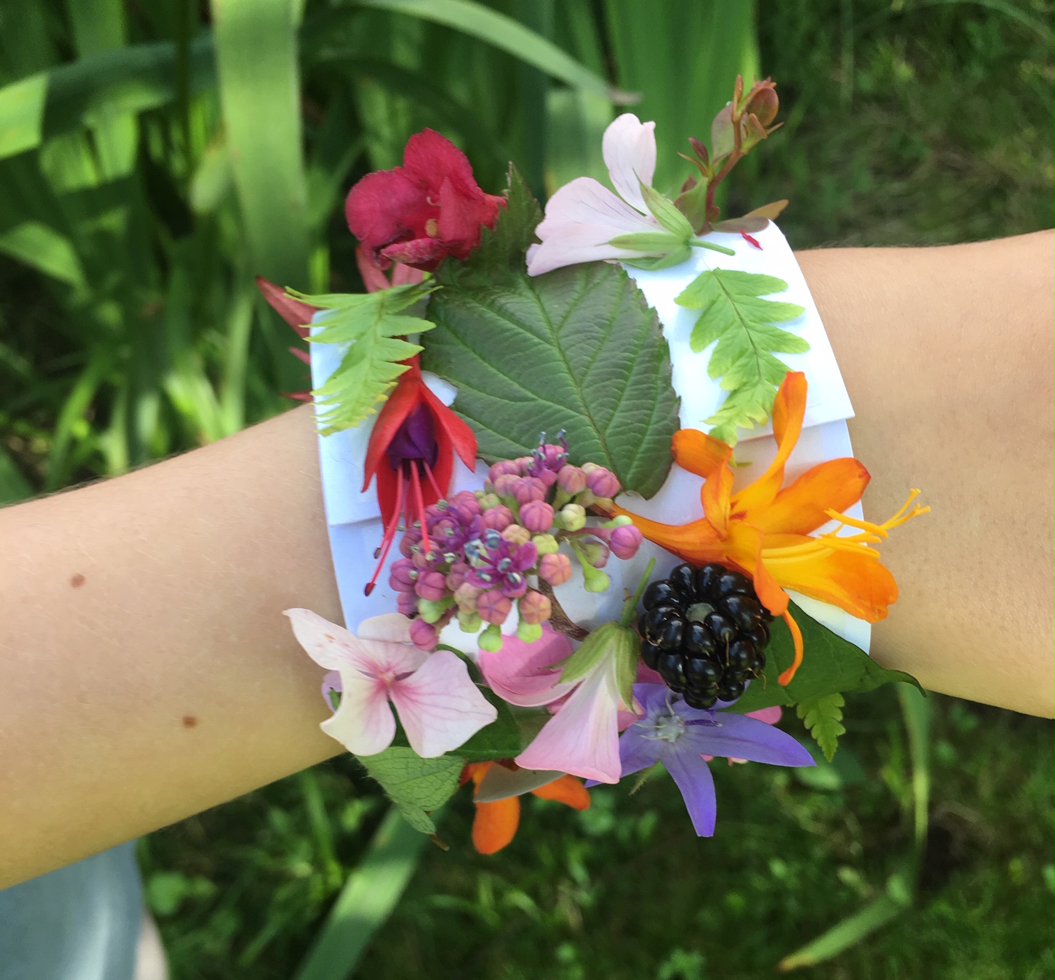 Make your own nature bracelet - Mud & Bloom