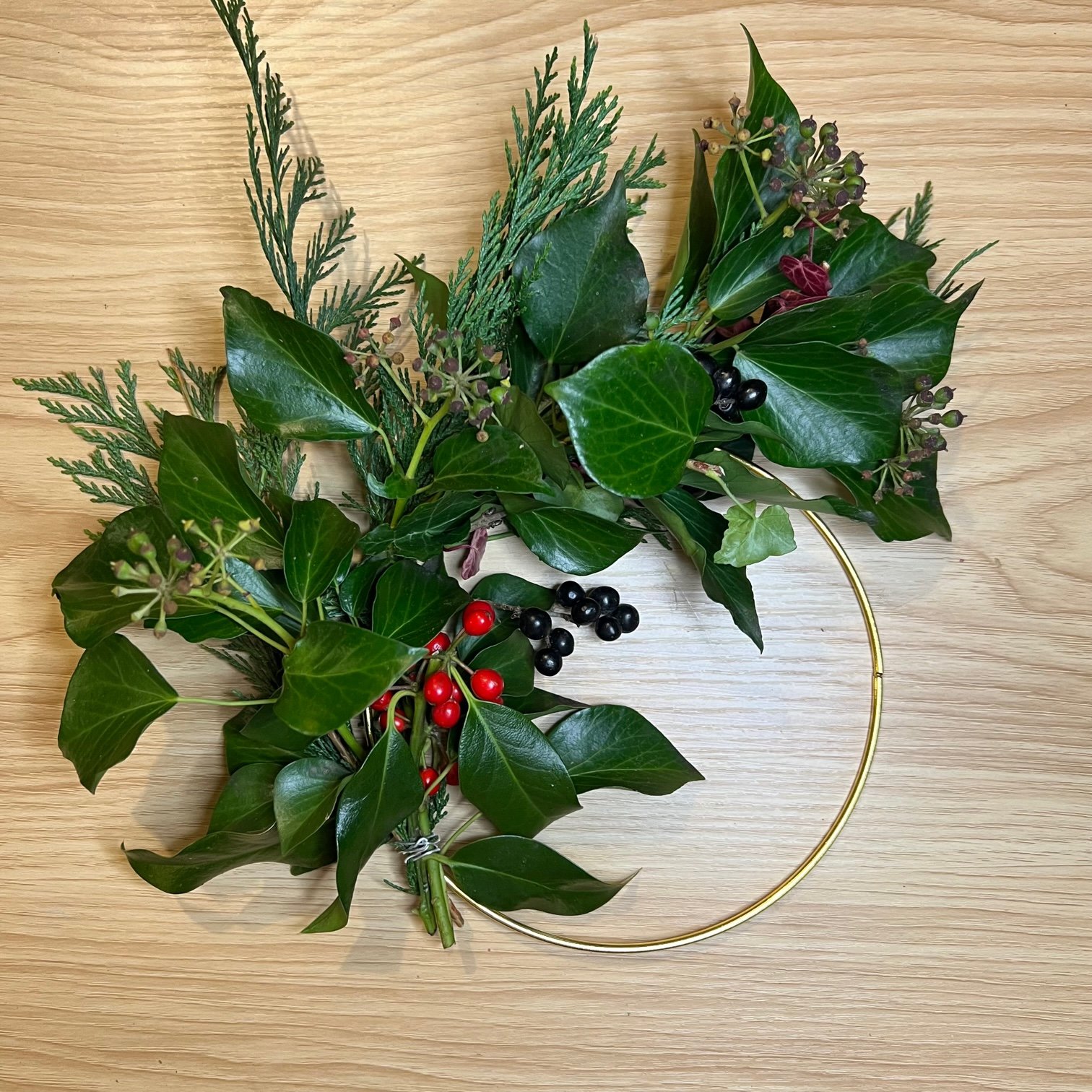 Make your own evergreen wreath - Mud & Bloom