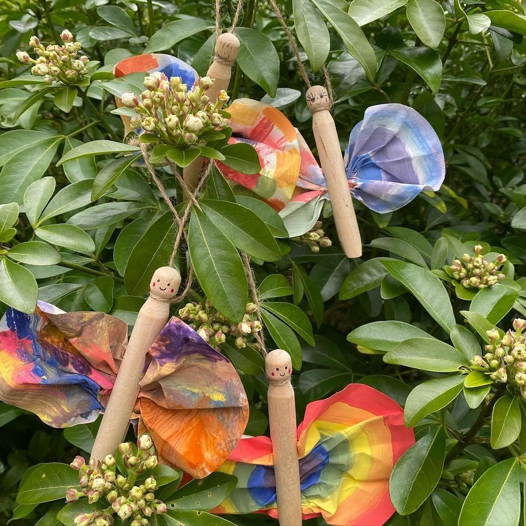 Make coffee filter butterflies! 🦋🌈

These were made by painting round coffee filters and scrunching them into wooden dolly pegs 🌈

This is one of the activities in our April box, we provide: 3 Giotto gouache paints, a wooden paintbrush, two round 