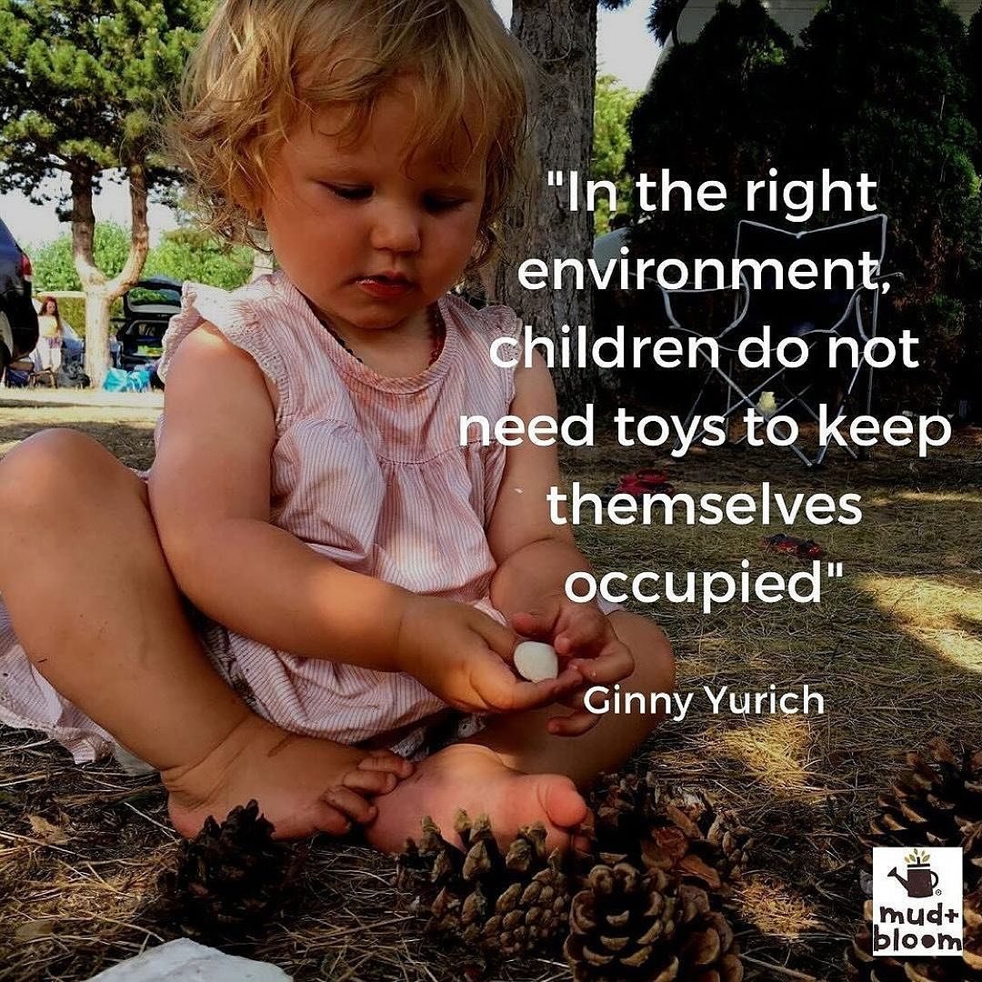 #natureplay #freeplay #imaginativeplay #playinnature #simplicityparenting #mudandbloom