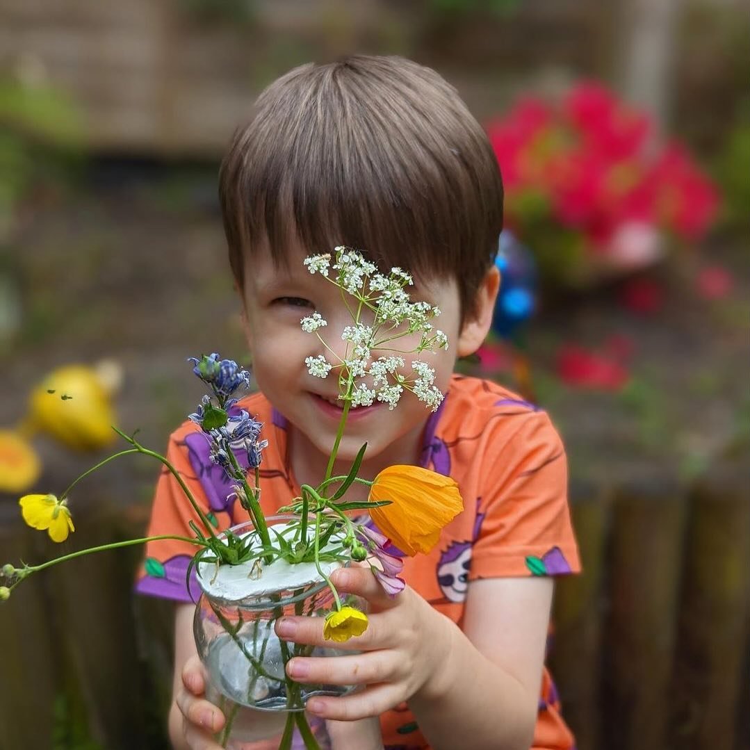 Those of you subscribing to our boxes, have you made the flower frog in our May box? 🌸🌿🌼

A flower frog is something used to hold flowers upright in a vase. In our May box we include instructions, air drying clay and a paper straw for the activity