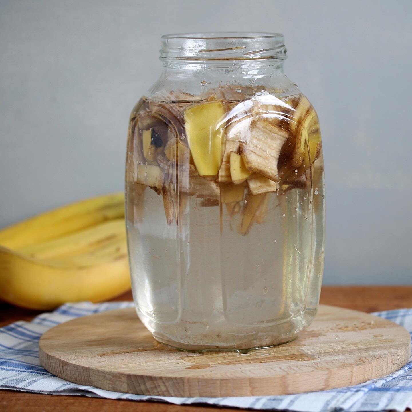 Make your own banana peel fertiliser 🍌🌱

Read our blog post with gardening jobs for June, including how to make your own banana peel fertiliser and what to grow in small spaces 💦🌱🍌

👉🏼www.mudandbloom.com/blog/gardening-jobs-for-june

#gardenin