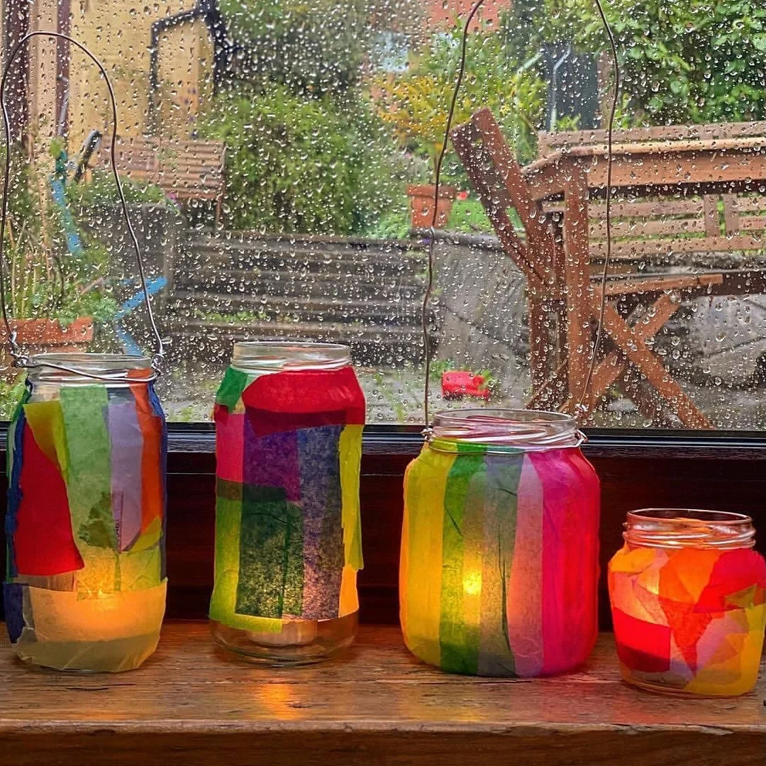 Turn old jam jars into colourful lanterns! 🌈🕯🌿
This is a lovely activity that can be enjoyed by children of all ages. 
You just need:
🌈Some old jam jars
🌈Colourful tissue paper
🌈Wire (optional)
🌈Tea lights (or LED lights)
🌈Glue 
🌈Scissors