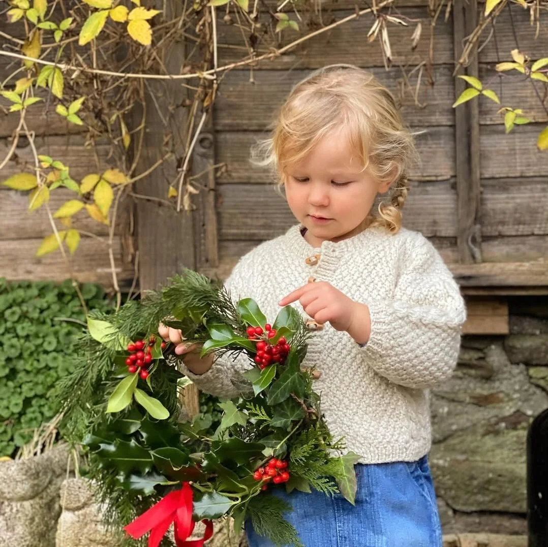 Make an evergreen wreath 🌲⭐️

A little peek at one of the activities in our December box. The box includes everything you need to make an evergreen wreath: instruction card, a golden hoop, child-friendly bendy wire, bells, and raffia ribbon to finis