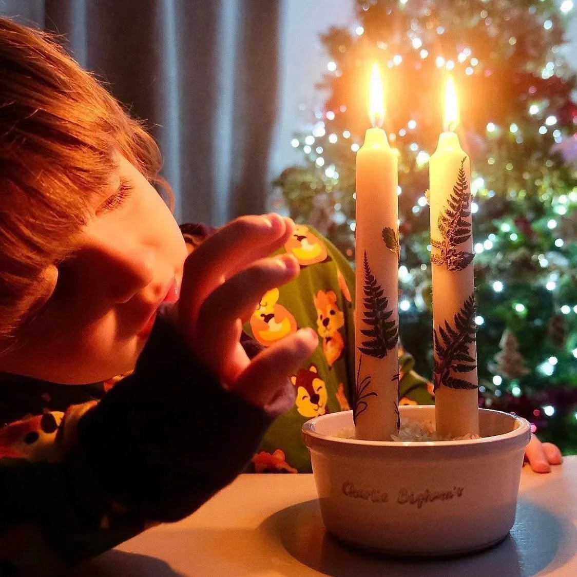 Decorate candles with pressed leaves 🍃🕯️

A simple, beautiful craft to keep for yourself or share as a thoughtful handmade gift. This is one of the gentle, seasonal activities inside our December box, designed to bring a little calm creativity into