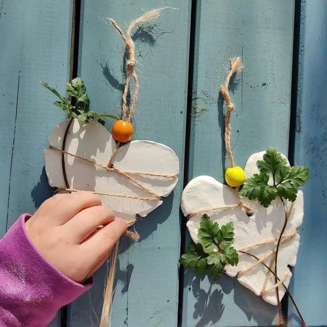 Make clay nature weaving hearts 💛🌿🌸

A slow, hands-on activity that invites children to pause, notice, and create with what they find around them. Clay becomes a base, natural treasures become decoration, and each heart turns into something comple
