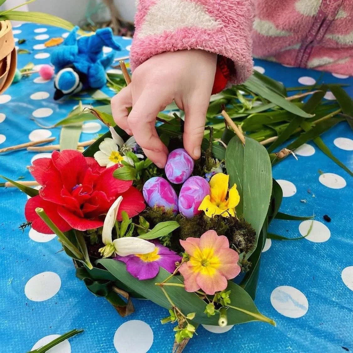 Make a bird&rsquo;s nest 🪶🪺🌿

Try making a simple nest by twisting long grasses together and shaping them into a circle, then lining it with soft leaves or moss. Or have a go at a more intricate woven nest using bendy twigs with grasses or reeds w