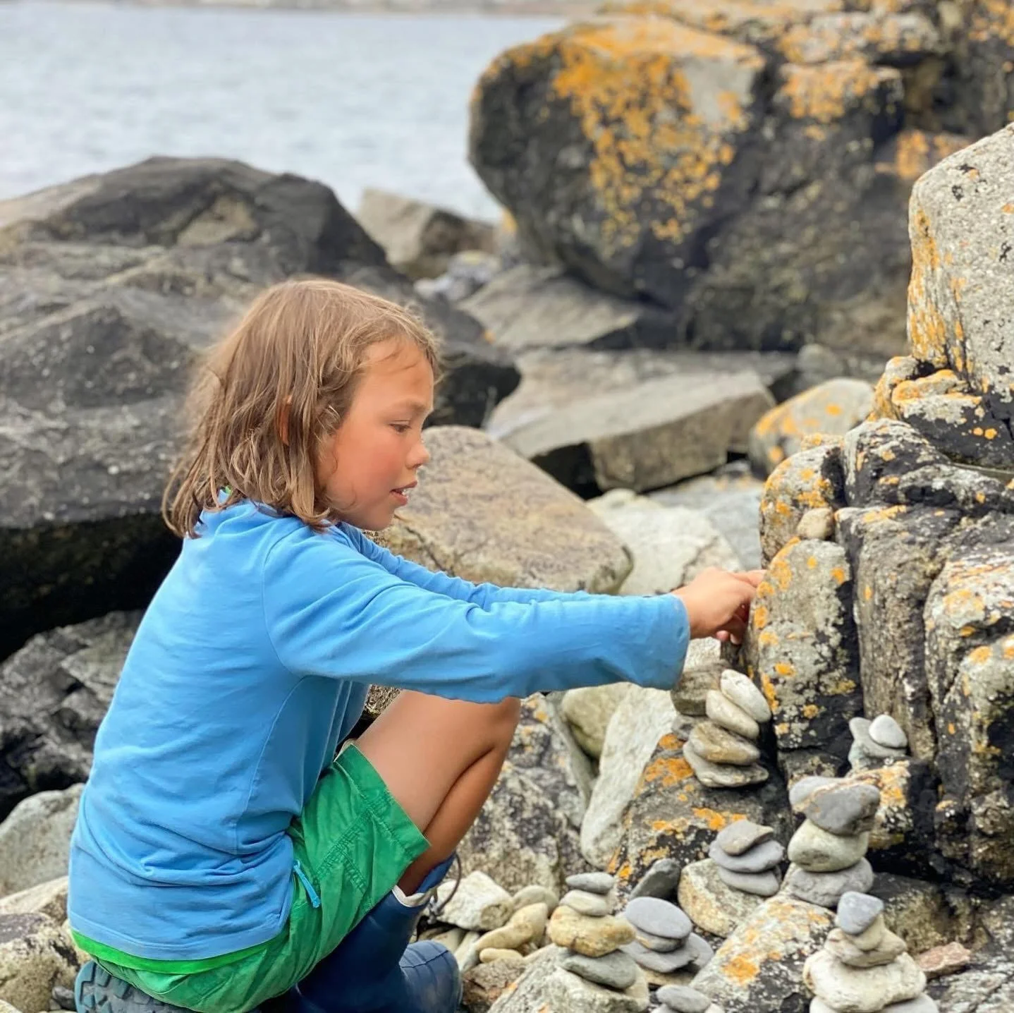 Land art with pebbles 🌊

My oldest used to love creating sculptures by carefully balancing pebbles into little towers 🩶

No instructions. No screens. Just time, patience, creativity.

Have your children created any land art this summer? We&rsquo;d 