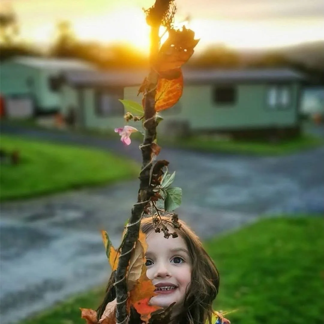 🍂 Make an autumn journey stick! 🍁

Wrap some twine around a stick, head out on an autumn walk and tuck in leaves, flowers, seed heads and other little nature treasures you find along the way. 🌿

This lovely activity is included in our September Na