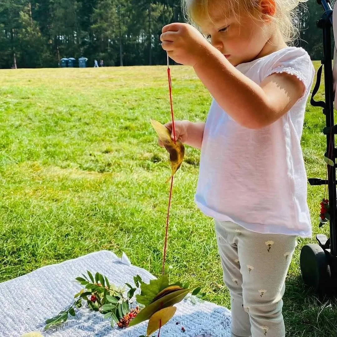 Make an autumn leaf garland 🍂🍁

A lovely little activity for an autumn walk! Gather a handful of colourful fallen leaves, then thread them together to make your own beautiful leaf garland.

It&rsquo;s a simple way for children to practise threading