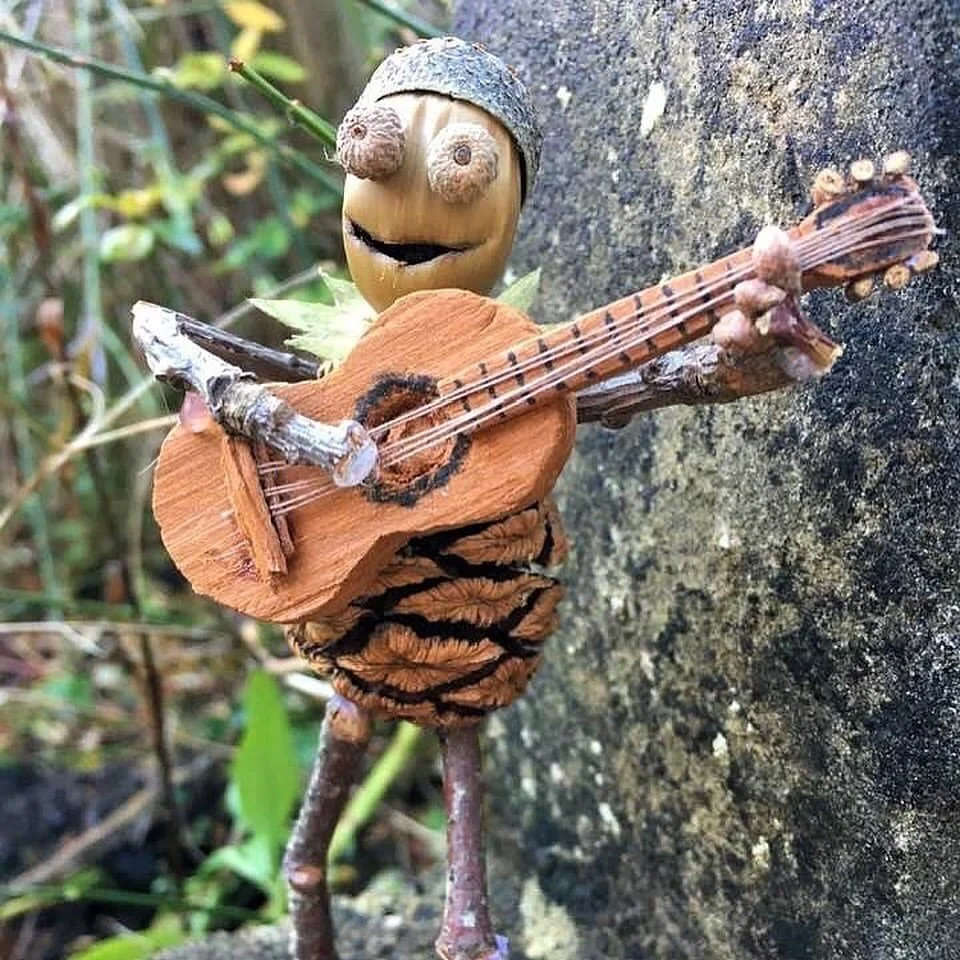 Make acorn people! 🌰🌿✨

If you find a few acorns on your autumn walks, why not turn them into little people and animals?

Keep them simple or let your imagination run wild and add twig arms and legs, acorn-cap hats, tiny instruments, baskets, pets&