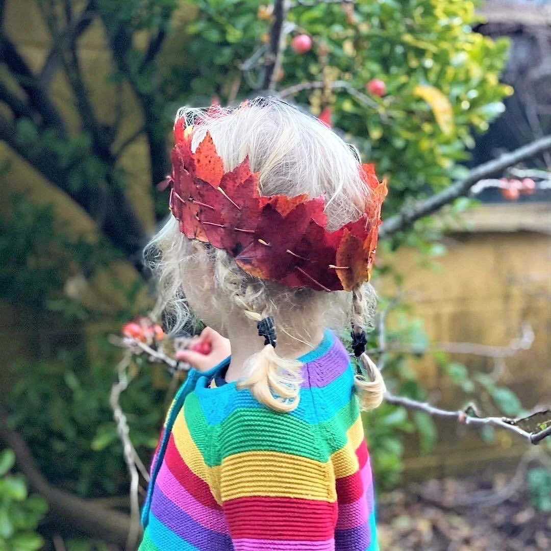 🍂👑 Make an autumn leaf crown!

Gather a handful of colourful fallen leaves and turn them into a beautiful autumn crown. 🍁 No special craft supplies needed - just leaves, little twigs and a bit of imagination.

We&rsquo;ve shared the simple step-by