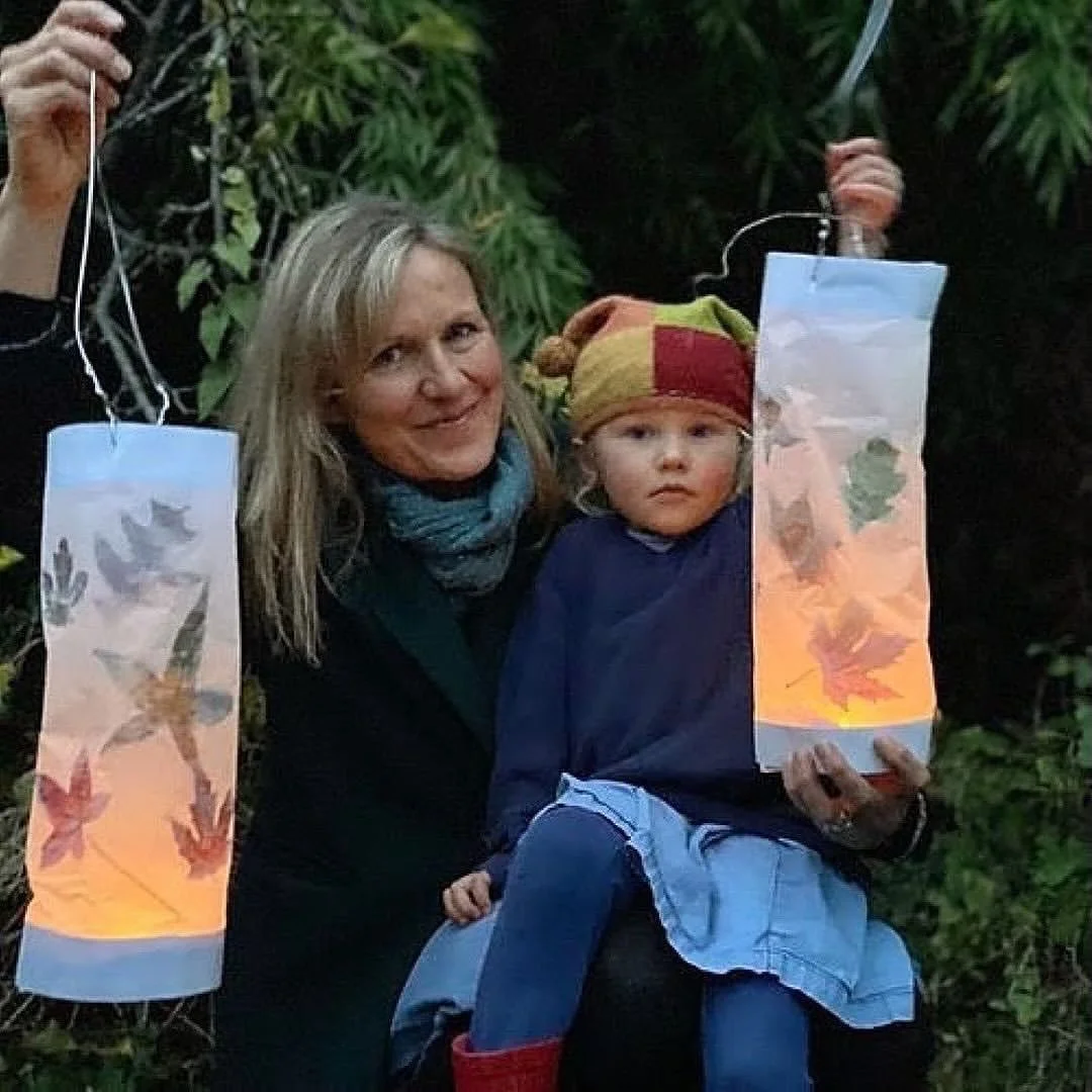 🍂🕯️ Make a leaf lantern 🍁

As the evenings draw in, making a leaf lantern is a lovely way to celebrate the changing season and bring a little warmth and magic to darker autumn evenings. ✨

Gather some beautiful fallen leaves, then use them to crea