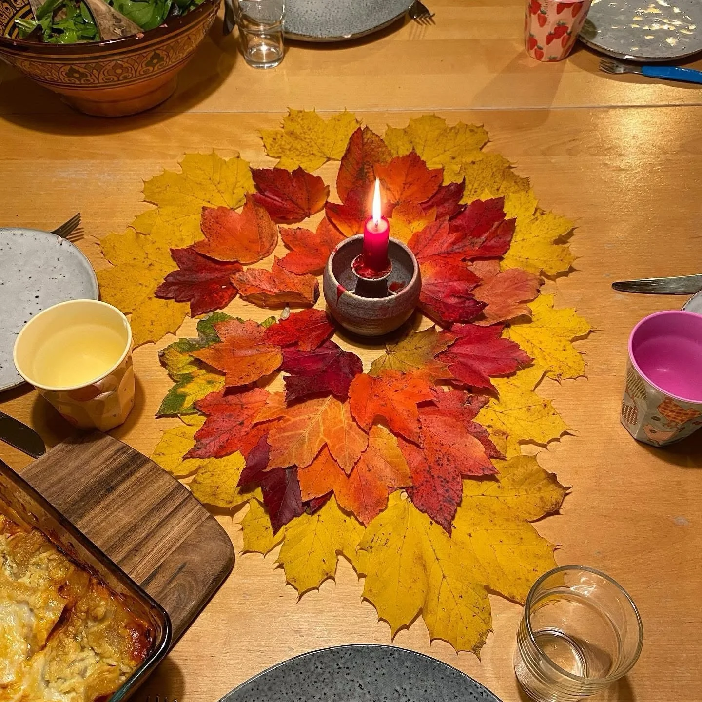 🍁 Our autumn leaf table mandala 🍂

A little bit of autumn brought indoors. I&rsquo;m not sure how long it will last, but it looks rather beautiful on the table this evening! 🧡

#autumnleaves #leafmandala #naturecrafts #seasonalliving #mudandbloom