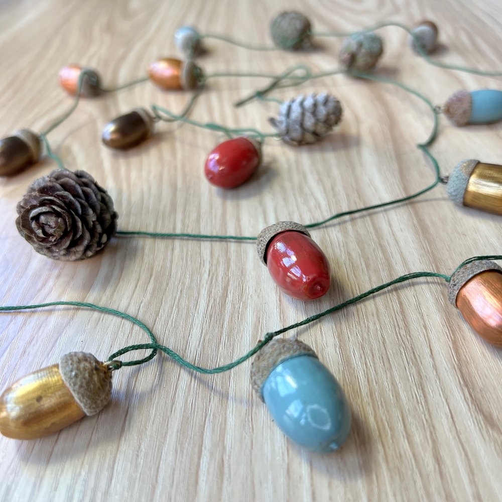 Make an acorn garland - Mud & Bloom