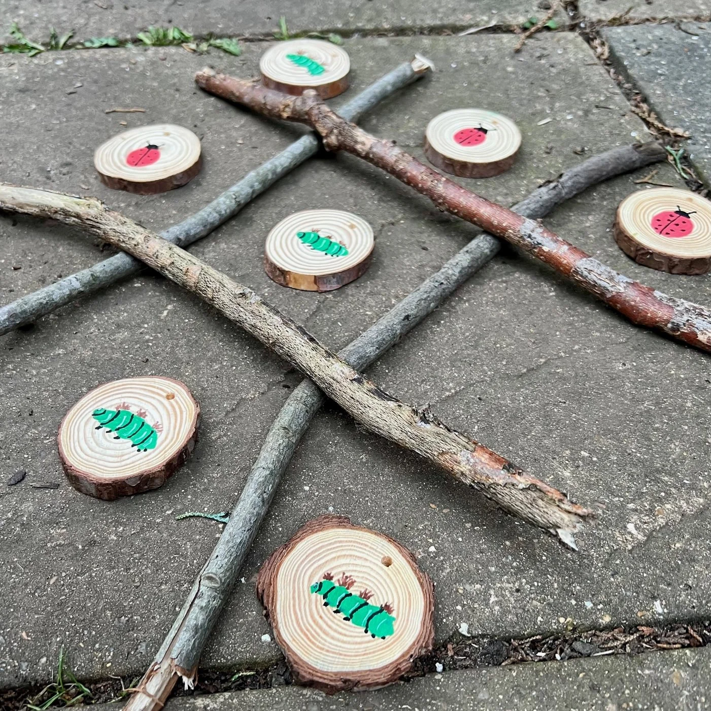 Make your own nature noughts and crosses game Mud & Bloom
