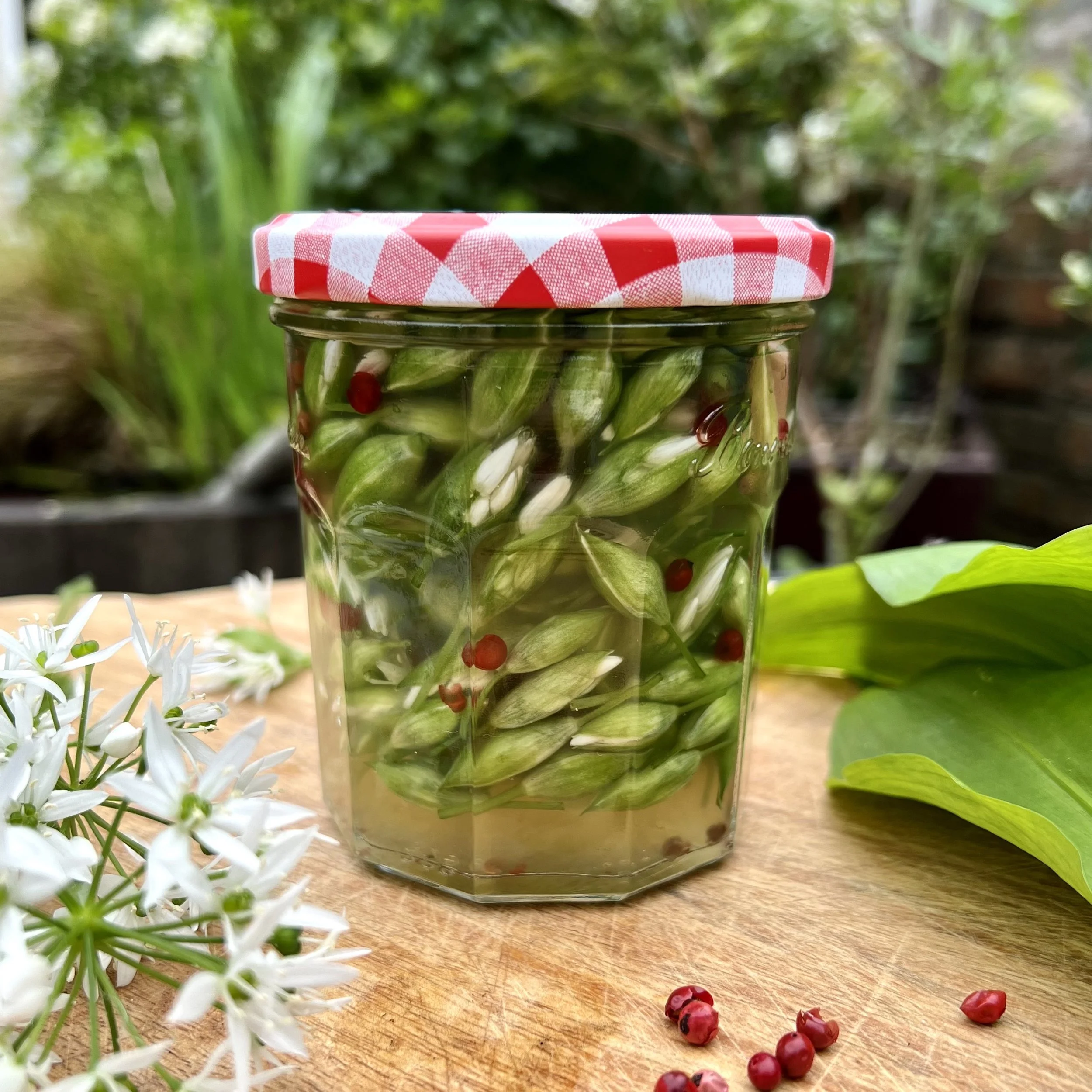 Make pickled wild garlic buds Mud & Bloom