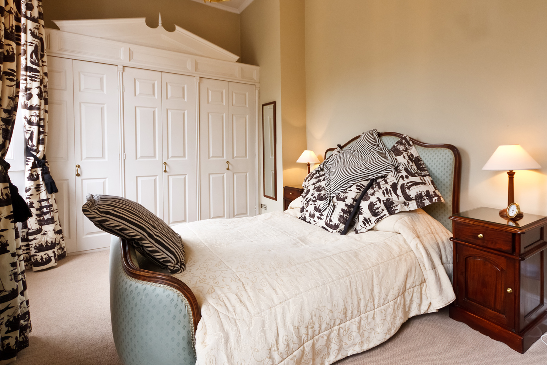 Bedroom 2 The Dressing Room - 2 people Double bed Shower