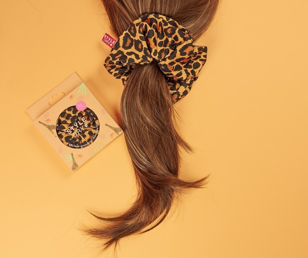 Step into the wild with @styledryofficial oversized leopard print scrunchie! 🐾✨
Transform your hair into a safari state of mind and spice up 
every outfit with this statement accessory. Perfect for themed parties or when you&rsquo;re seeking that ex