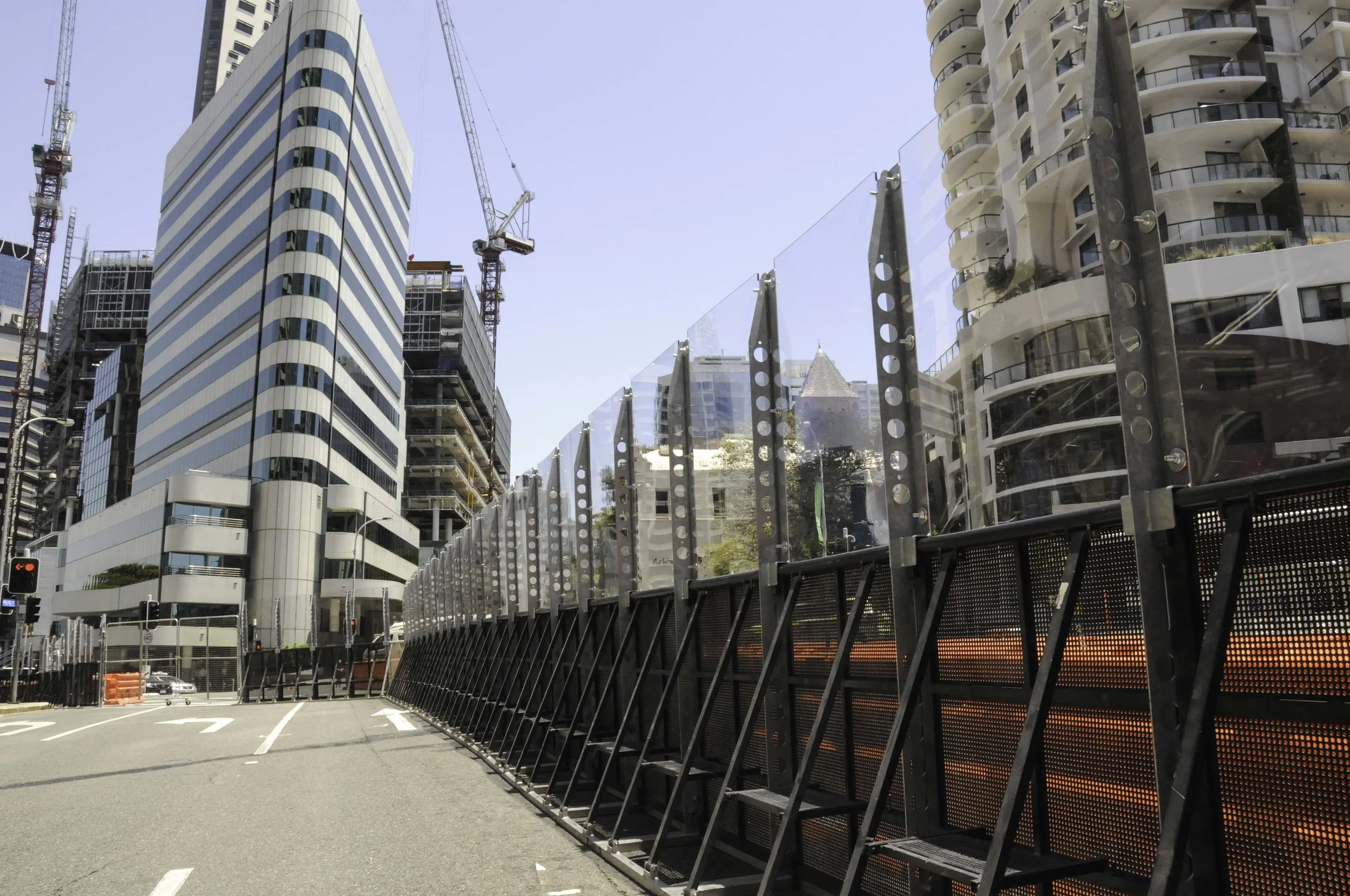 MOJO BARRIERS – HIGH FENCE/GATEKEEPER