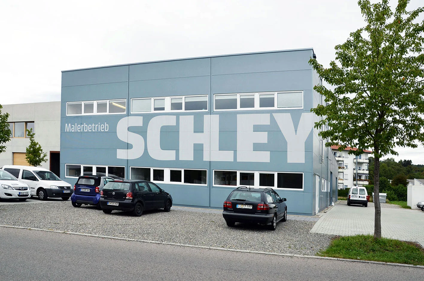 Fassadengestaltung: Durch großflächige Typografie entsteht eine spannungsreiche Präsentation der Marke auf dem neuen Firmengebäude.