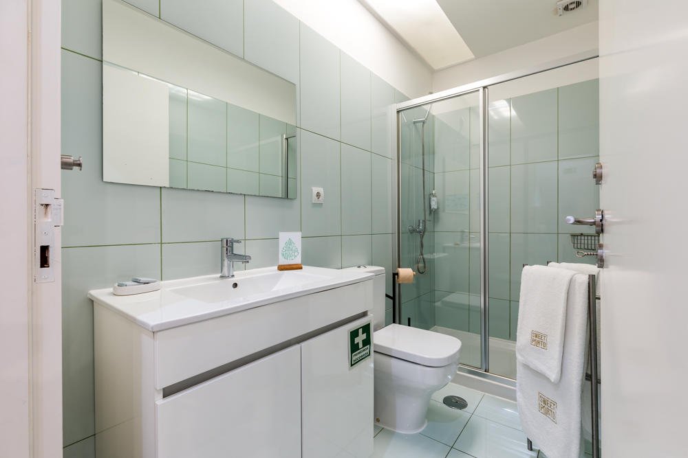 sweetporto_bolhao_apartment_bathroom.jpg