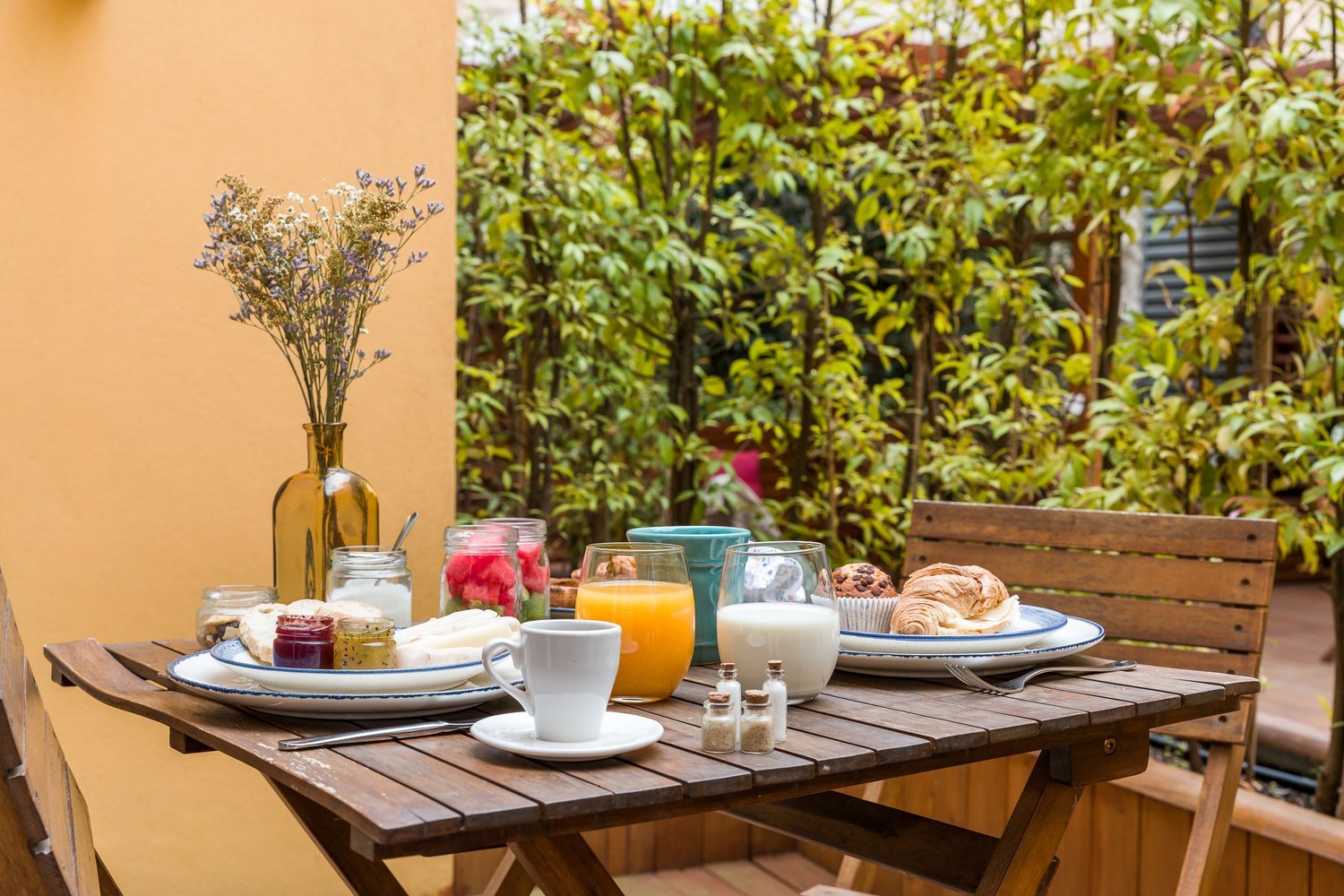 sweet_porto_bloom_house_apartment_with_terrace_breakfast_outdoors.jpg