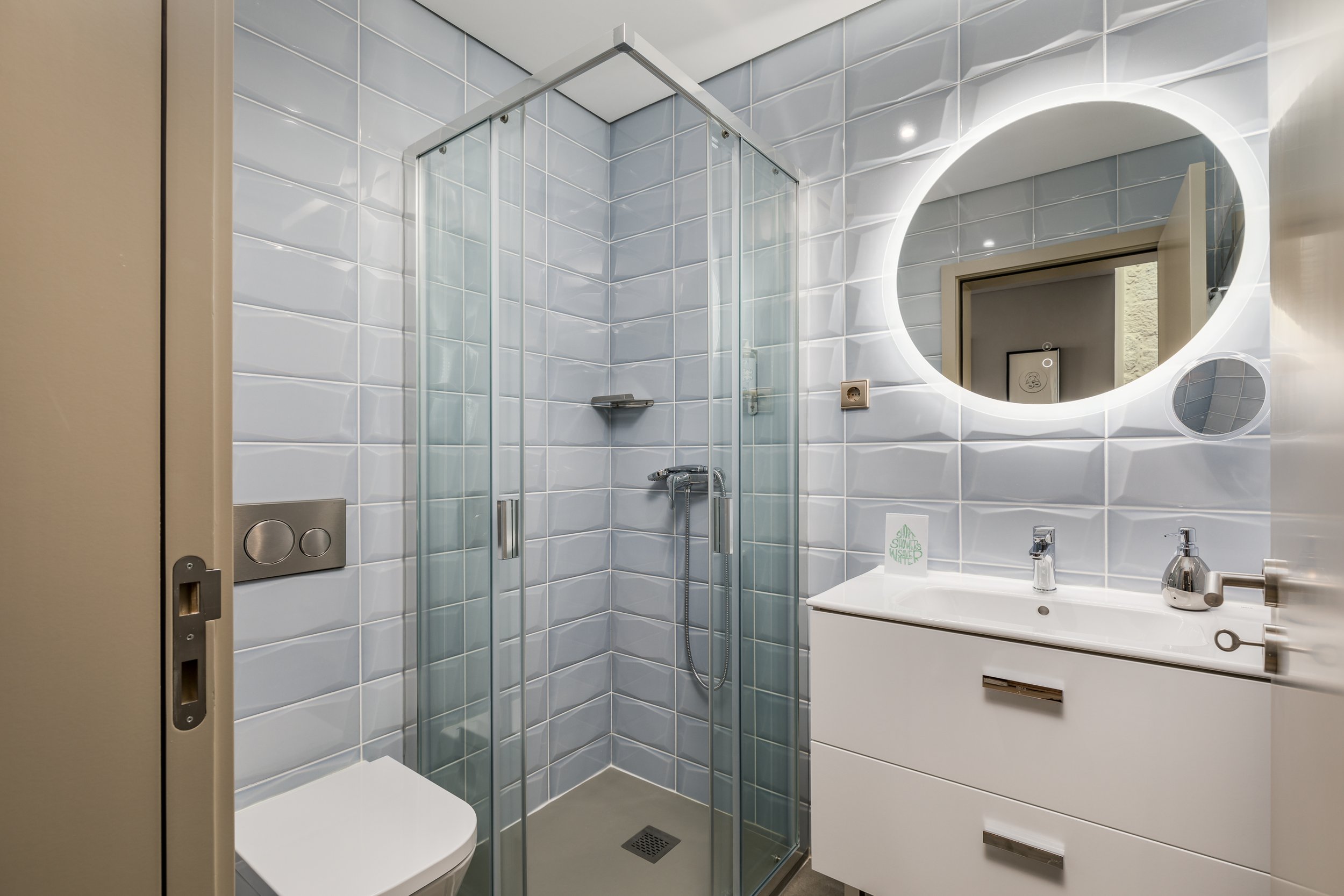 sweetporto_legendshouse_apartment_deluxe_bathroom_lower_floor.jpg