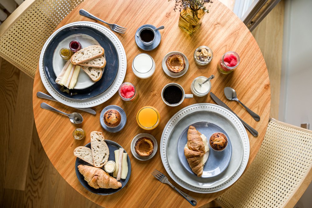sweetporto_legendshouse_fresh_breakfast_full_table.jpg
