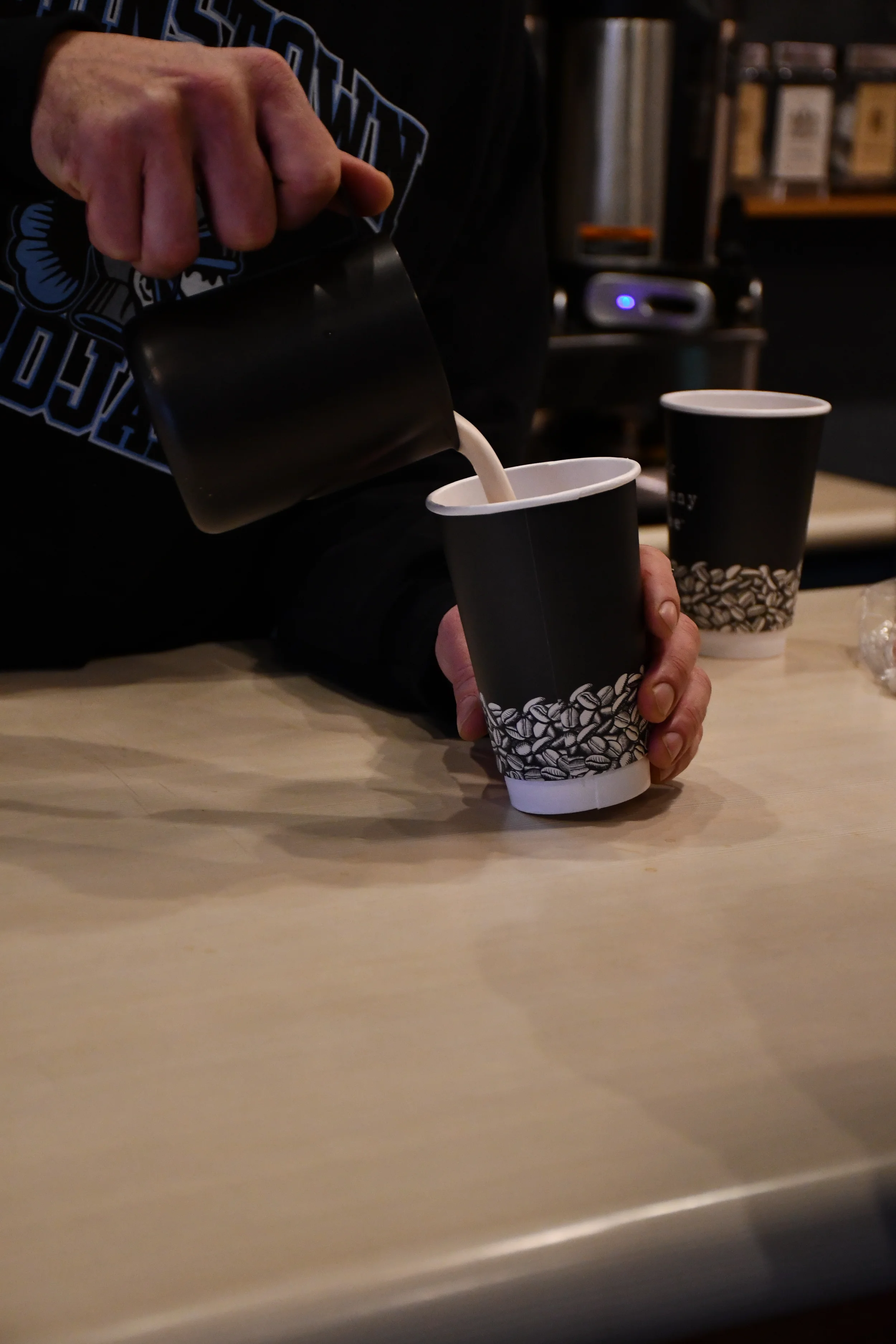 Pouring latte mil, how to choose the best coffee beans