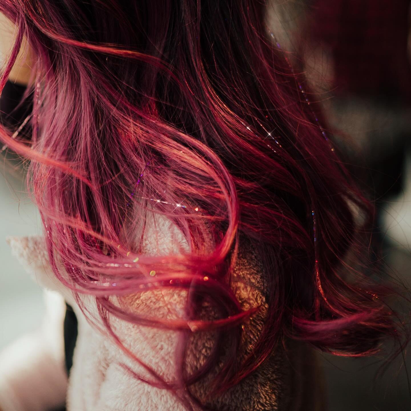 What sunset hair dreams are made of&hellip; 

coral prism, lilac prism, magenta prism and magentas here for @yenlemagne 

#luckylocks #hairsparkles #silkhairsparkles #sparklehair #glitterhair #fairyhair #tinselhair #nottinsel #sparkleextensions #pink