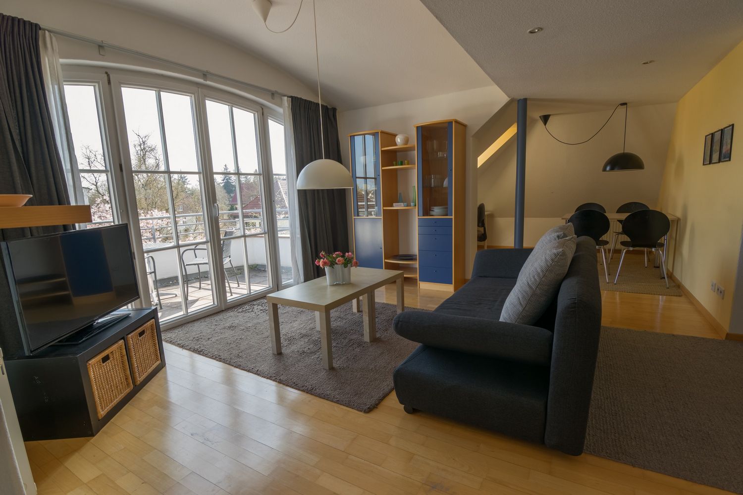 Apartment / Wohnzimmer / Balkon / Terrasse