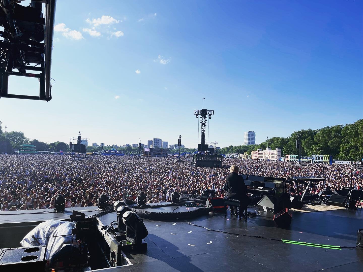 I got to mix for 60,000 people this weekend! Wild!
Thank you @realdarylhall for the opportunity.
Big shoutout to @22liveuk for the beautiful and brand new audio package, Thanks y’all!