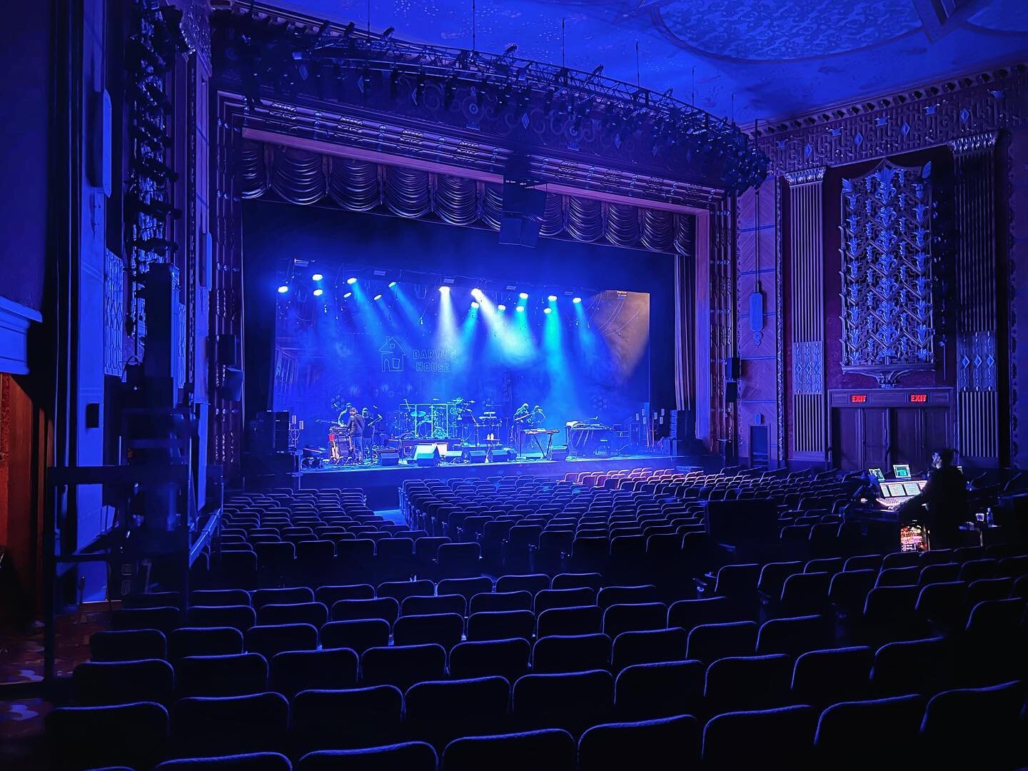 Spent the last week in rehearsals for the @realdarylhall and @the_todd_rundgren tour in a beautifully restored 1930s theater. A gorgeous place to be the only audience member. First show tomorrow in Chicago :)
📸: @eliotlewis
.
.
.
.
#soundengineer