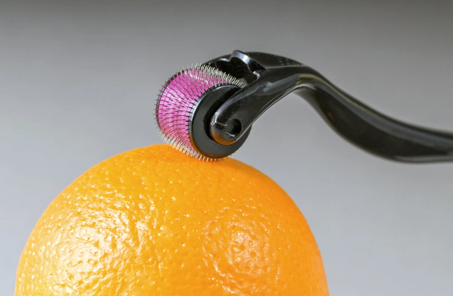 Up to 240 tiny needles measuring 1.5mm are found on the roller