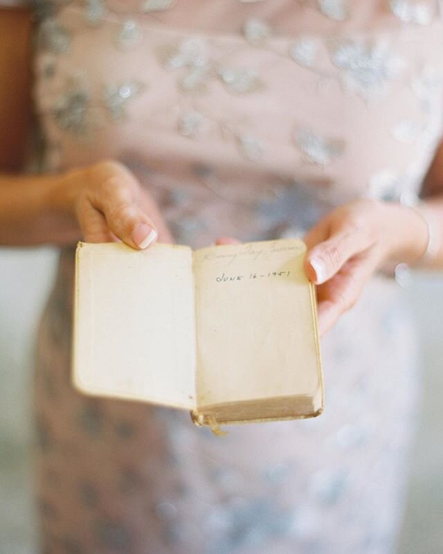 Keepsakes. 🤍
The most special detail of your day. .
#laurabodnarphotography #laurabodnarweddings #photovisionprints